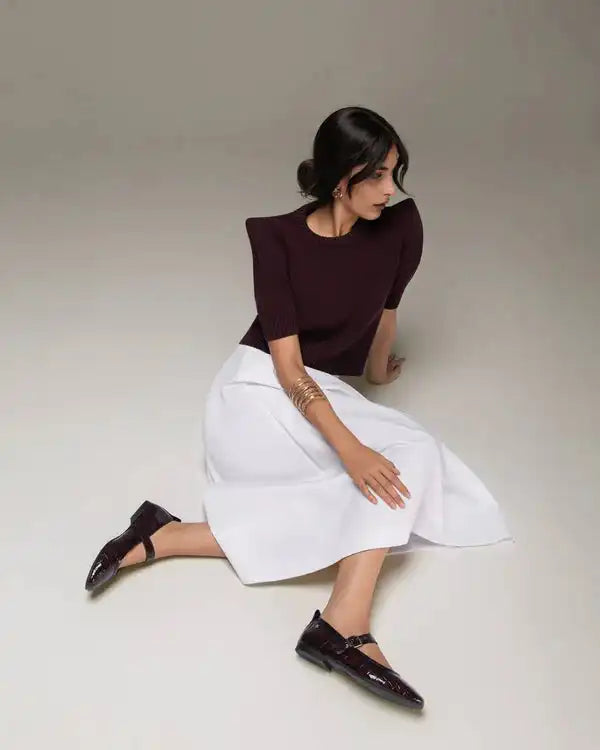 Ballerines vernis XTI CARMELA bordeaux - photo mode d'une femme qui porte les chaussure  – Trendy Paris 17eme