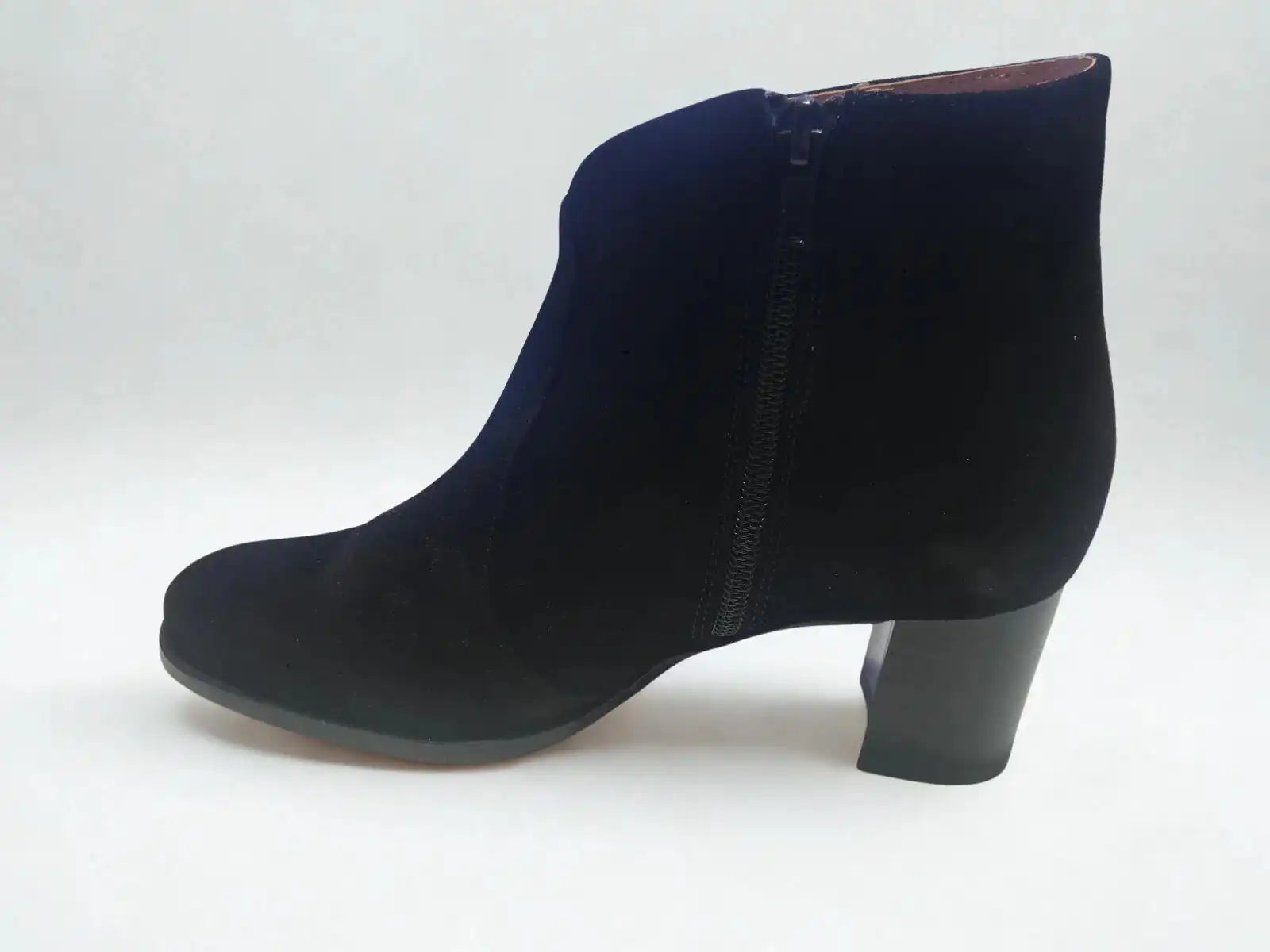 Fermeture Bottine nubuck noire pour femme ANYO NEW GENERATION – Style raffiné – Trendy Paris 17eme
