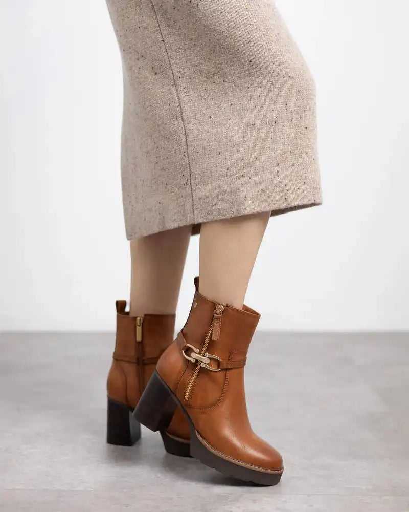 Bottine femme XTI CARMELA marron portée  – Talon bloc – Trendy Paris 17eme