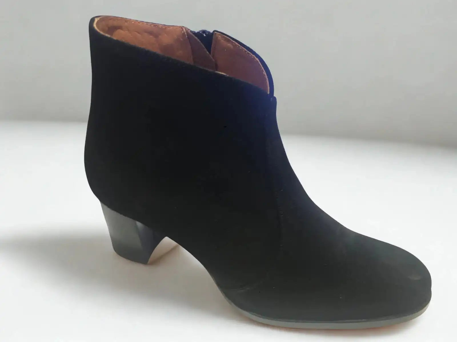 Bottine nubuck noir pour femme – ANYO NEW GENERATION chic et citadine – Paris 17eme
