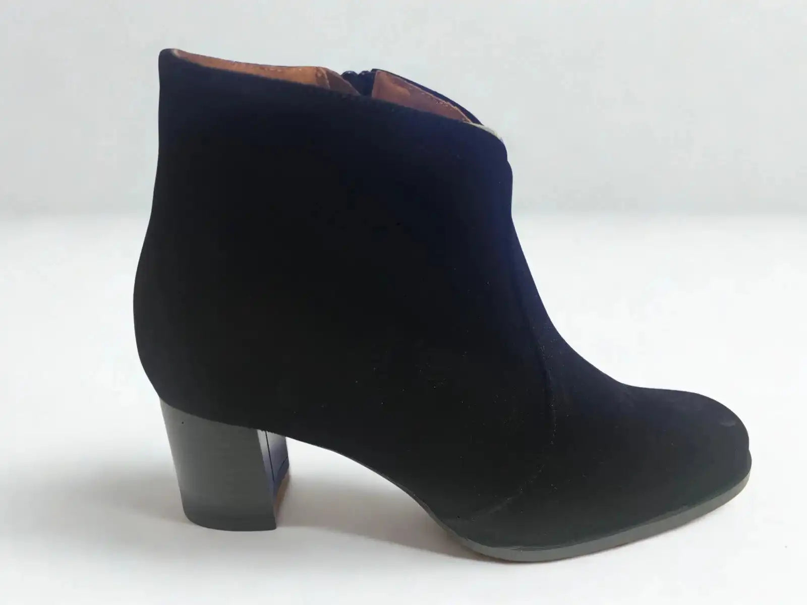 Bottine noire en nubuck ANYO NEW GENERATION femme – Élégance urbaine – Trendy Paris 17eme