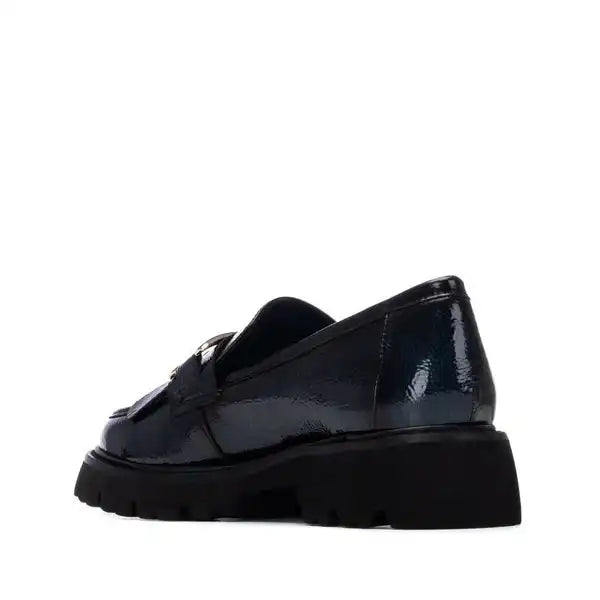 Detail talon Mocassin femme XTI Carmela cuir verni marine – Style chic et tendance – Trendy Paris 17eme