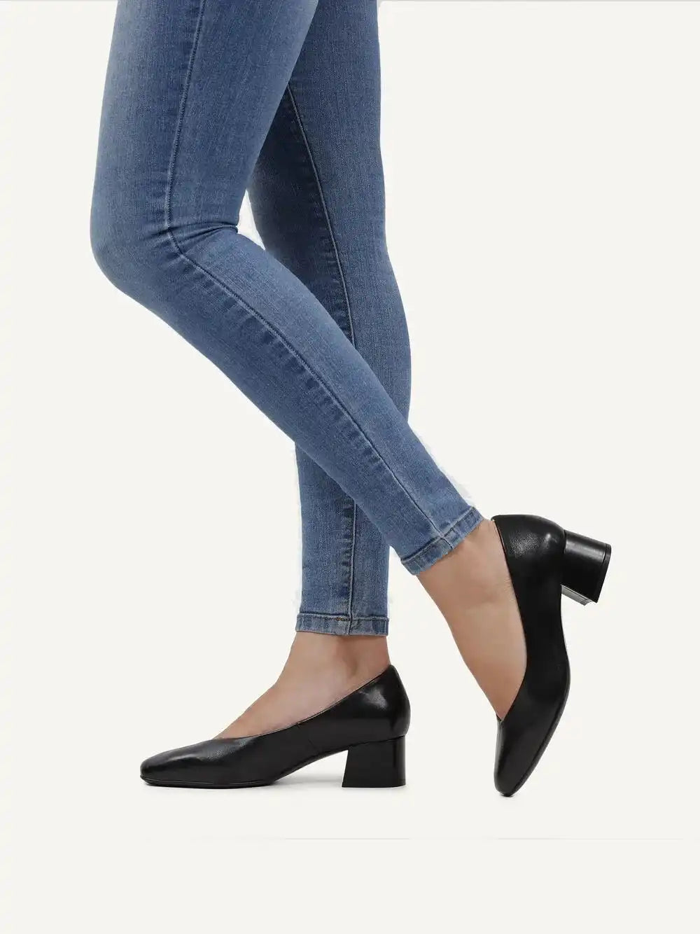 Escarpin trotteur femme Caprice – Détail bout rond cuir noir – Trendy Paris 17eme