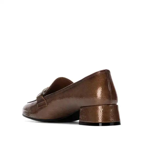 Mocassin taupe vernis pour femme – XTI CARMELA cuir brillant – Boutique Trendy Paris 17eme