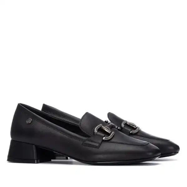 Mocassin femme en cuir noir mat XTI CARMELA – Chic intemporel – Trendy Paris 17eme