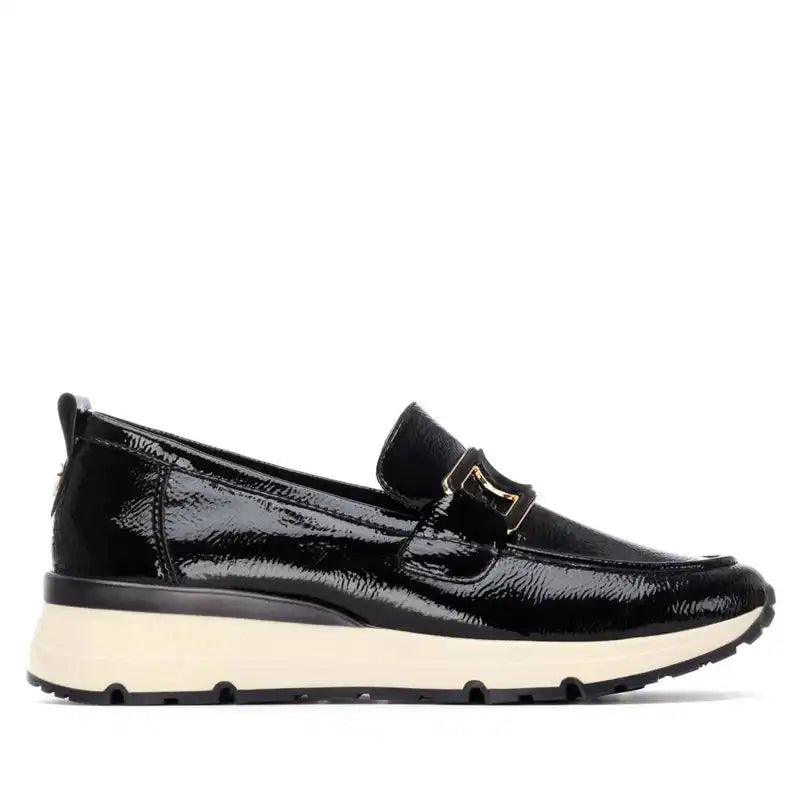 Mocassin femme en cuir noir vernis XTI CARMELA – Élégance urbaine – Trendy Paris 17eme