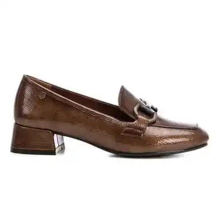 Mocassin cuir taupe vernis XTI CARMELA – Chaussure femme chic – Trendy Paris 17eme