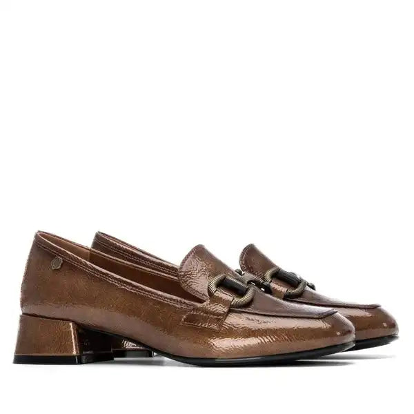 Mocassin CARMELA XTI taupe vernis – Élégance citadine – Trendy Paris 17eme