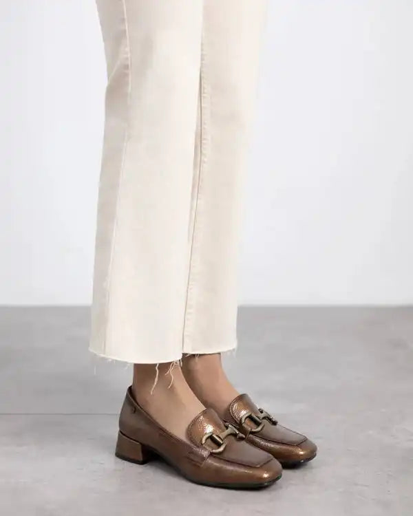 Mocassin femme cuir vernis taupe porté  – XTI CARMELA – Chic au quotidien – Trendy Paris 17eme