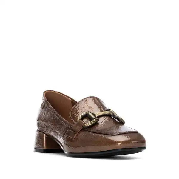 Mocassin femme en cuir taupe vernis – XTI CARMELA – Élégance douce – Trendy Paris 17eme